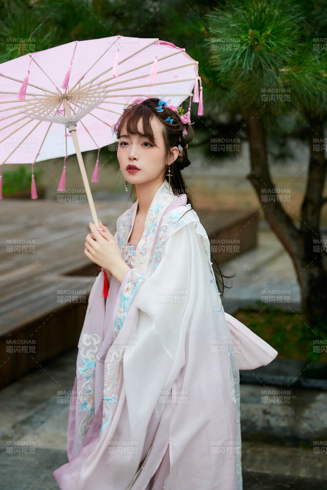 穿古装汉服手持工艺伞的东方美少女图片