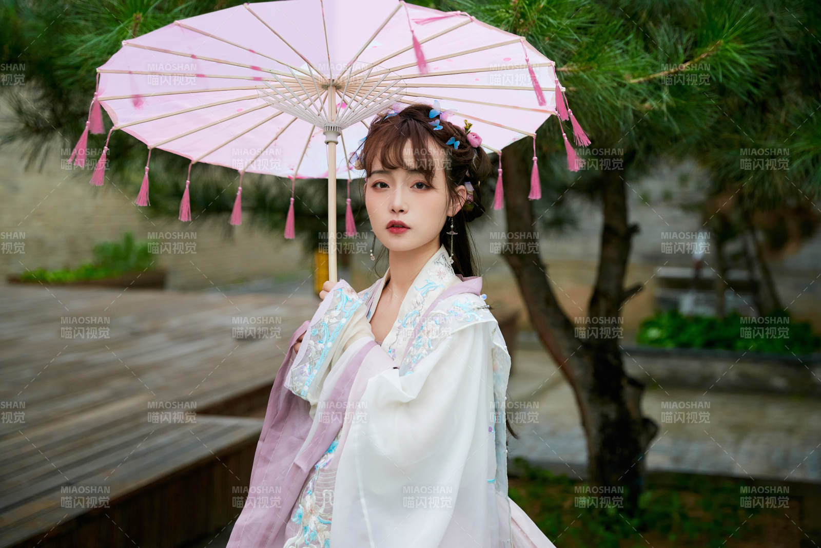 穿古装汉服手持工艺伞的东方美少女图片