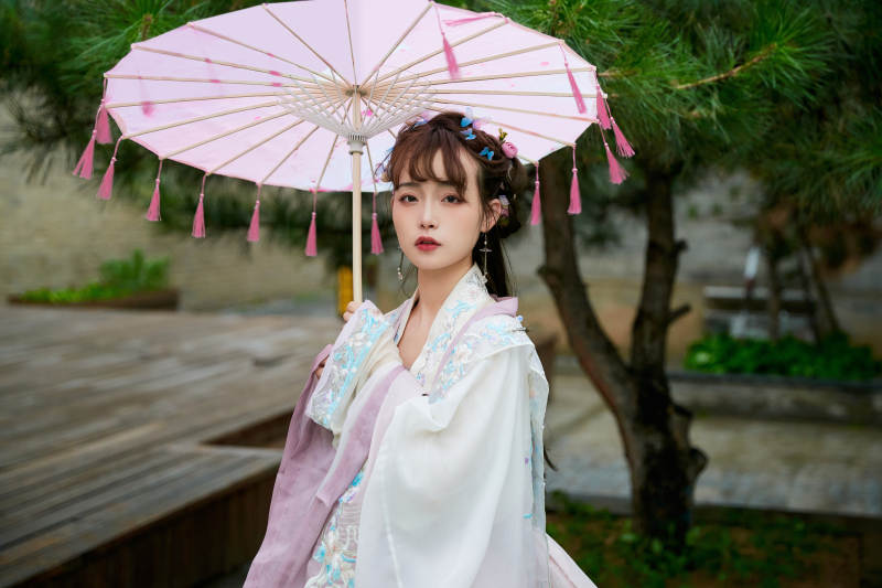 穿古装汉服手持工艺伞的东方美少女图片
