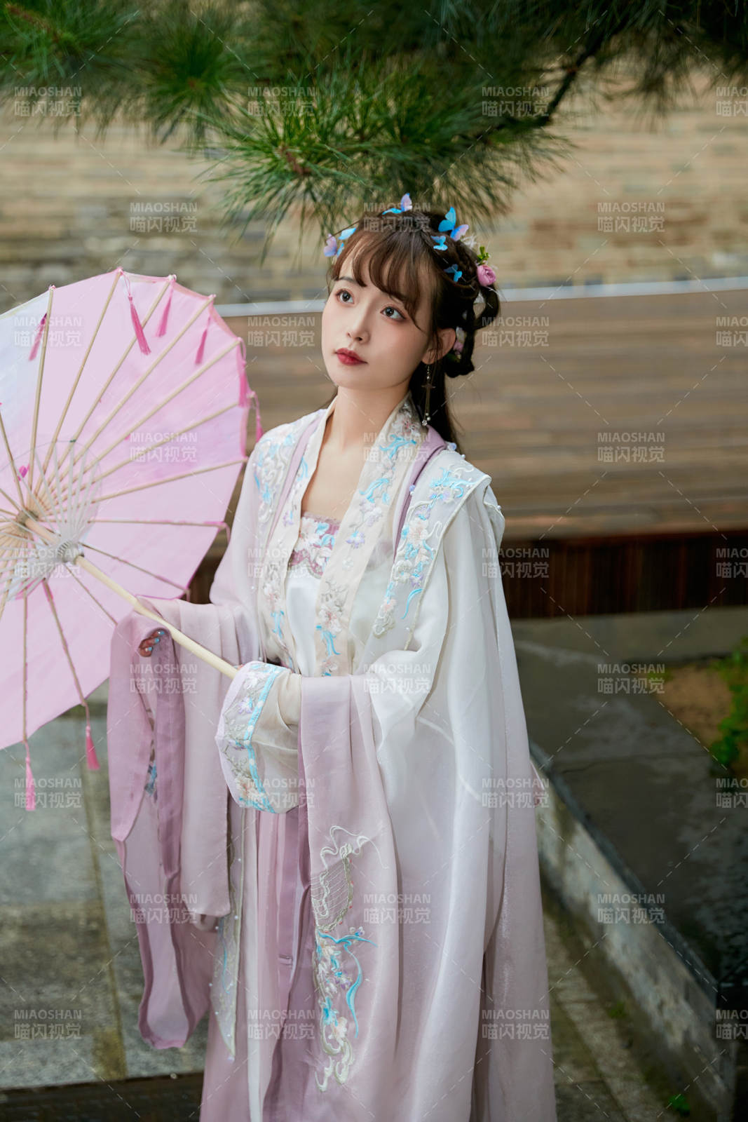 穿古装汉服手持工艺伞的东方美少女图片