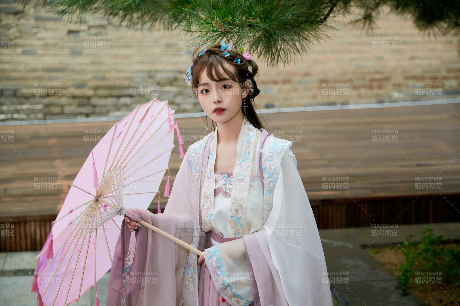 穿古装汉服手持工艺伞的东方美少女图片