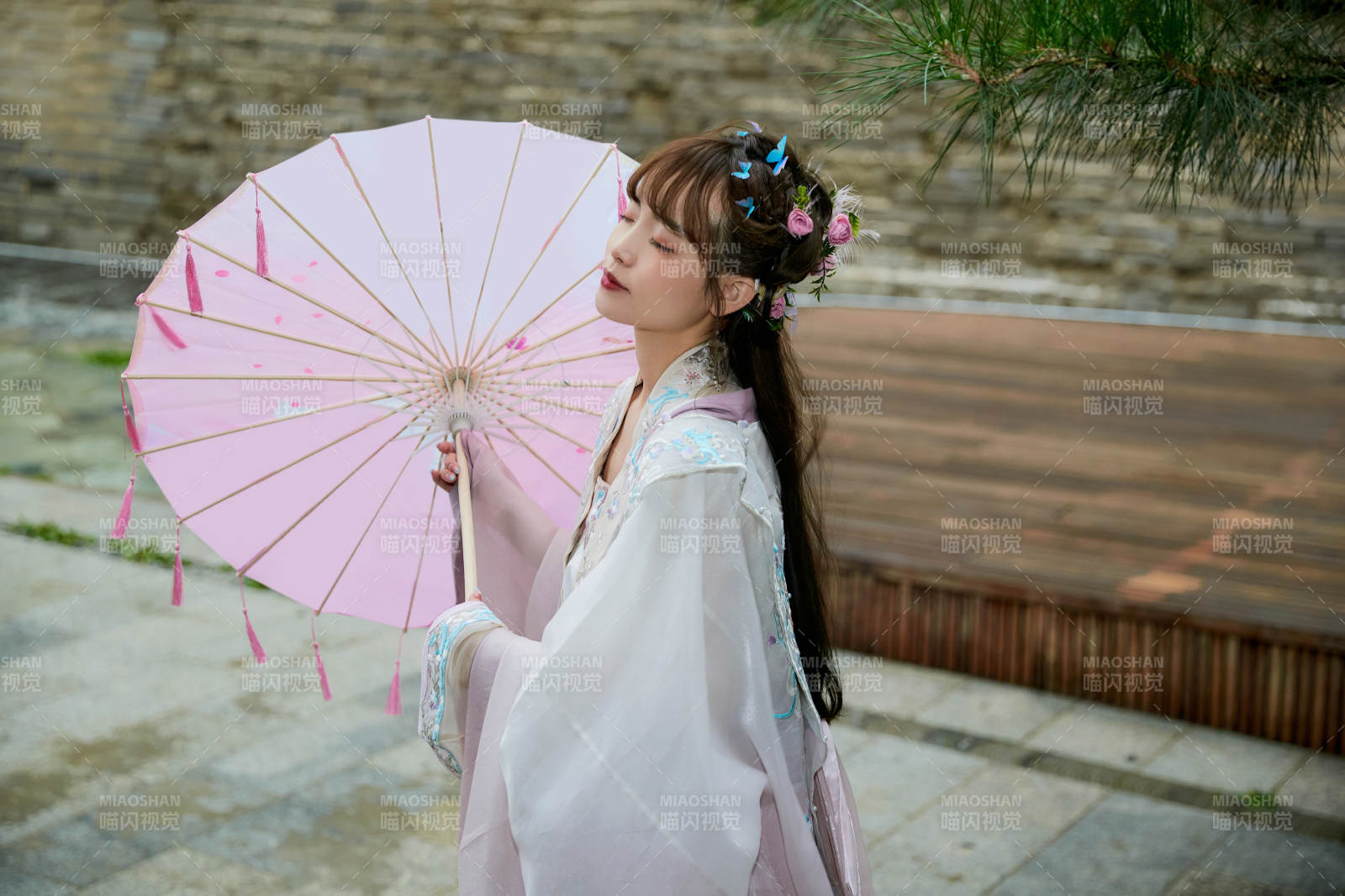 穿古装汉服手持工艺伞的东方美少女图片