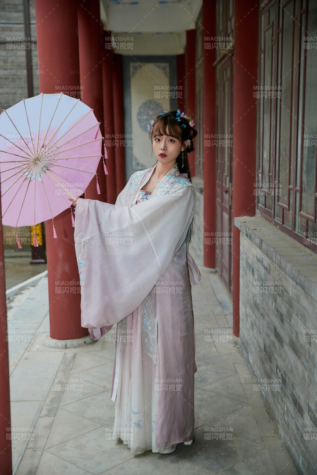 穿古装汉服手持工艺伞的东方美少女图片