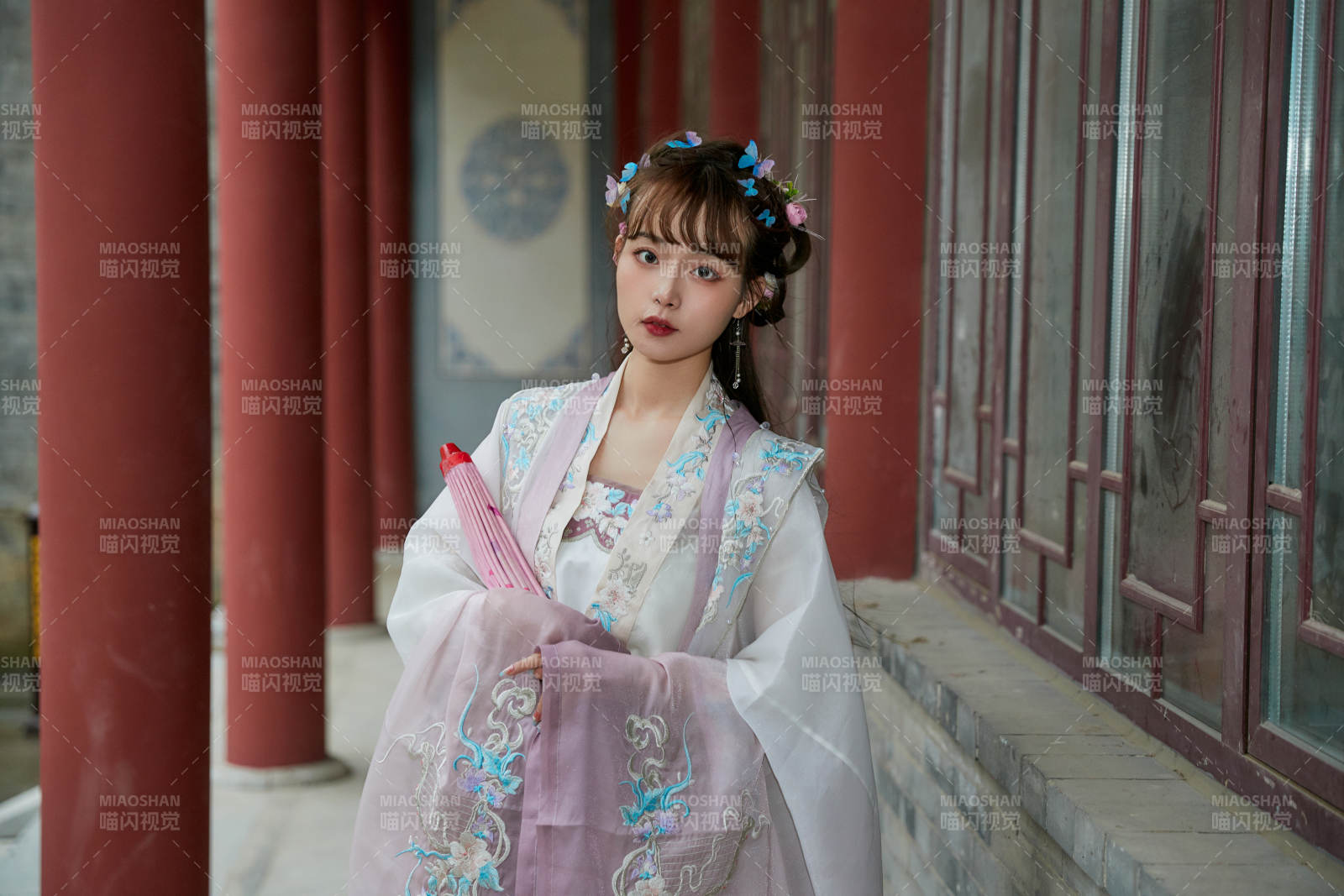 穿古装汉服手持工艺伞的东方美少女图片