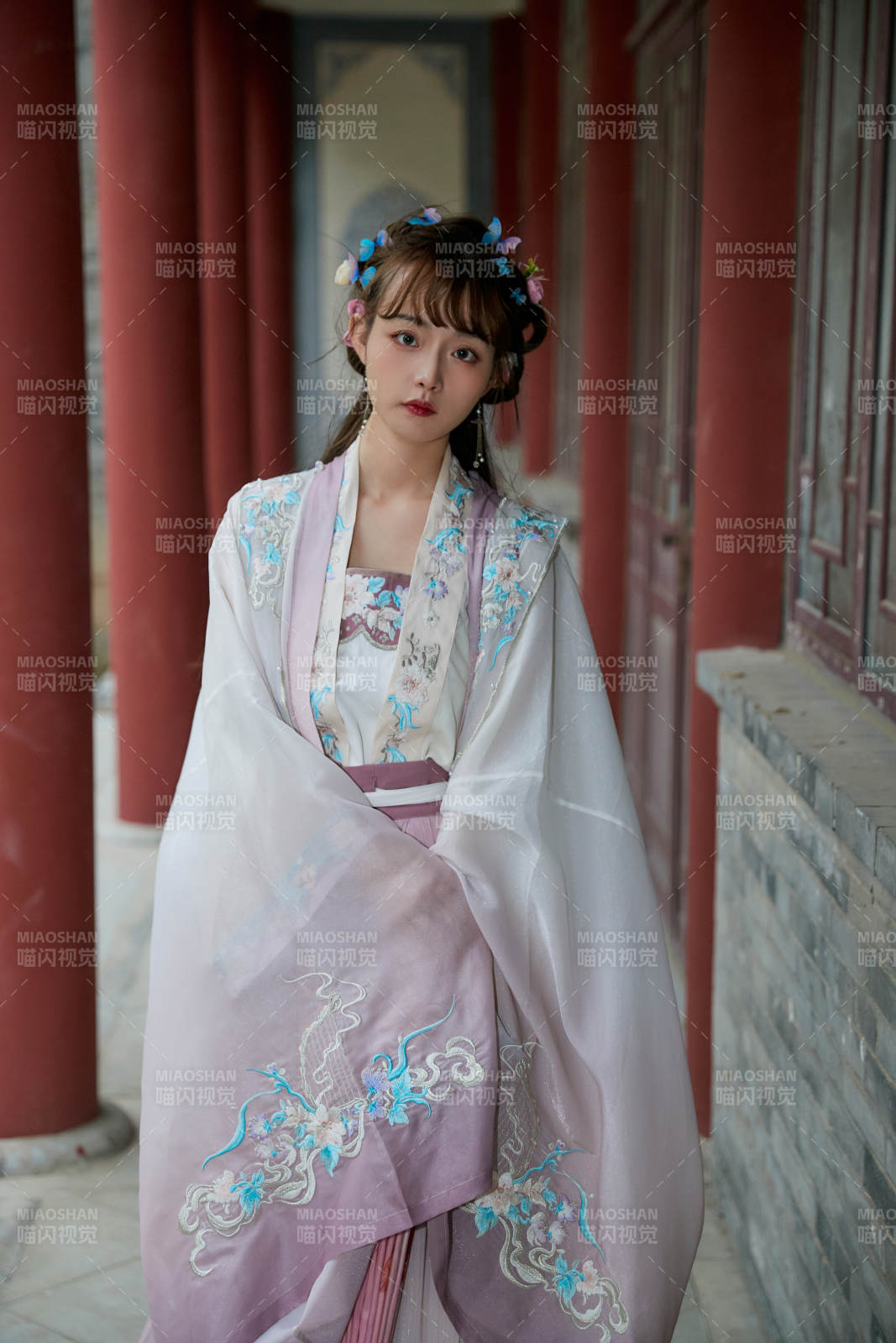 穿古装汉服手持工艺伞的东方美少女图片