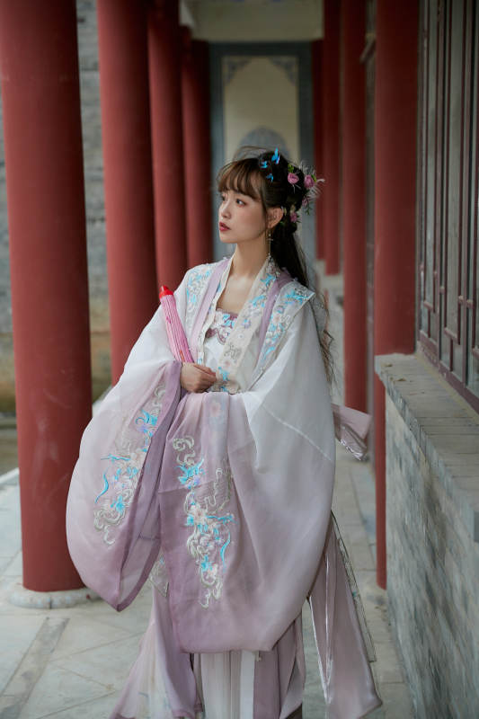 穿古装汉服手持工艺伞的东方美少女图片