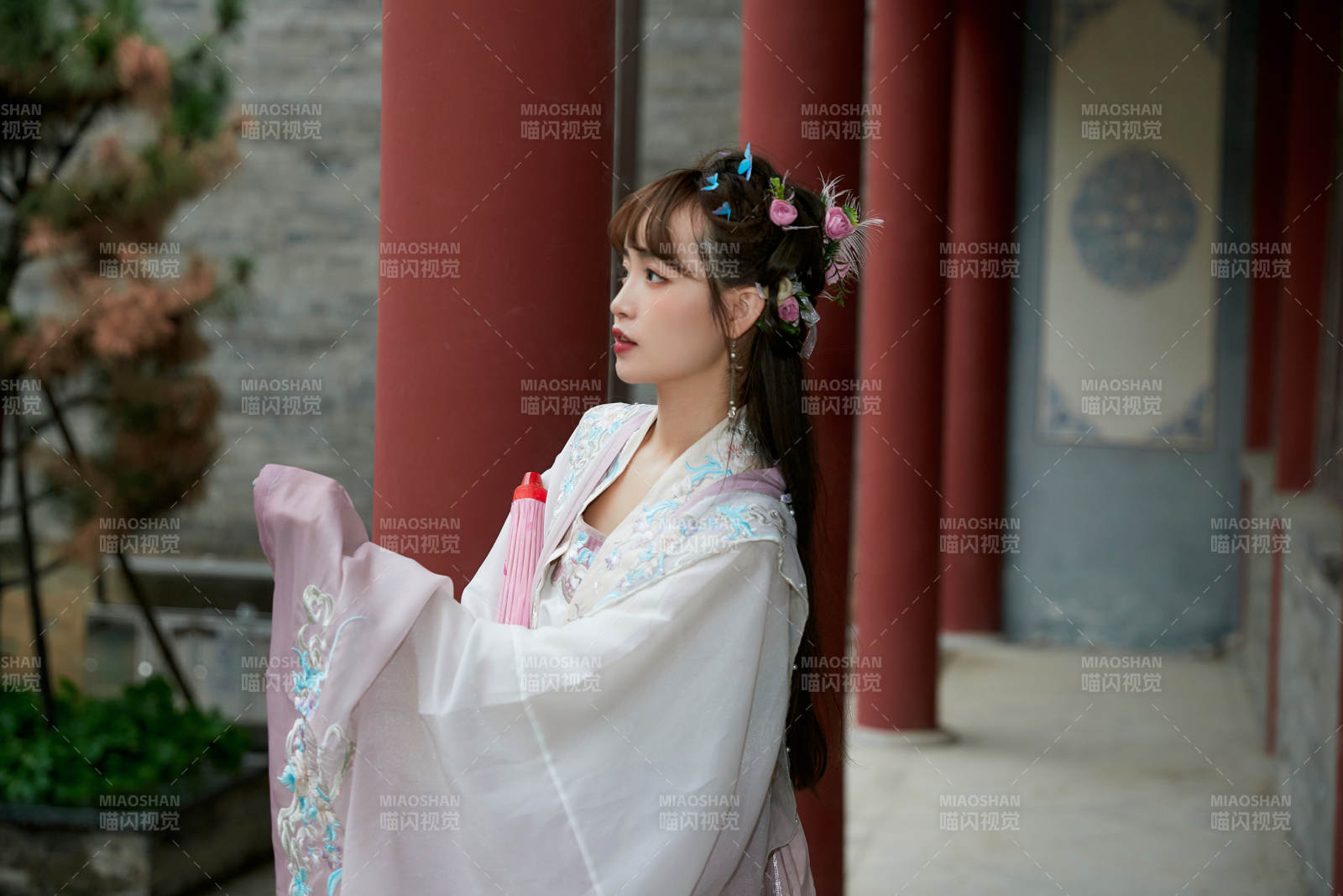 穿古装汉服手持工艺伞的东方美少女图片