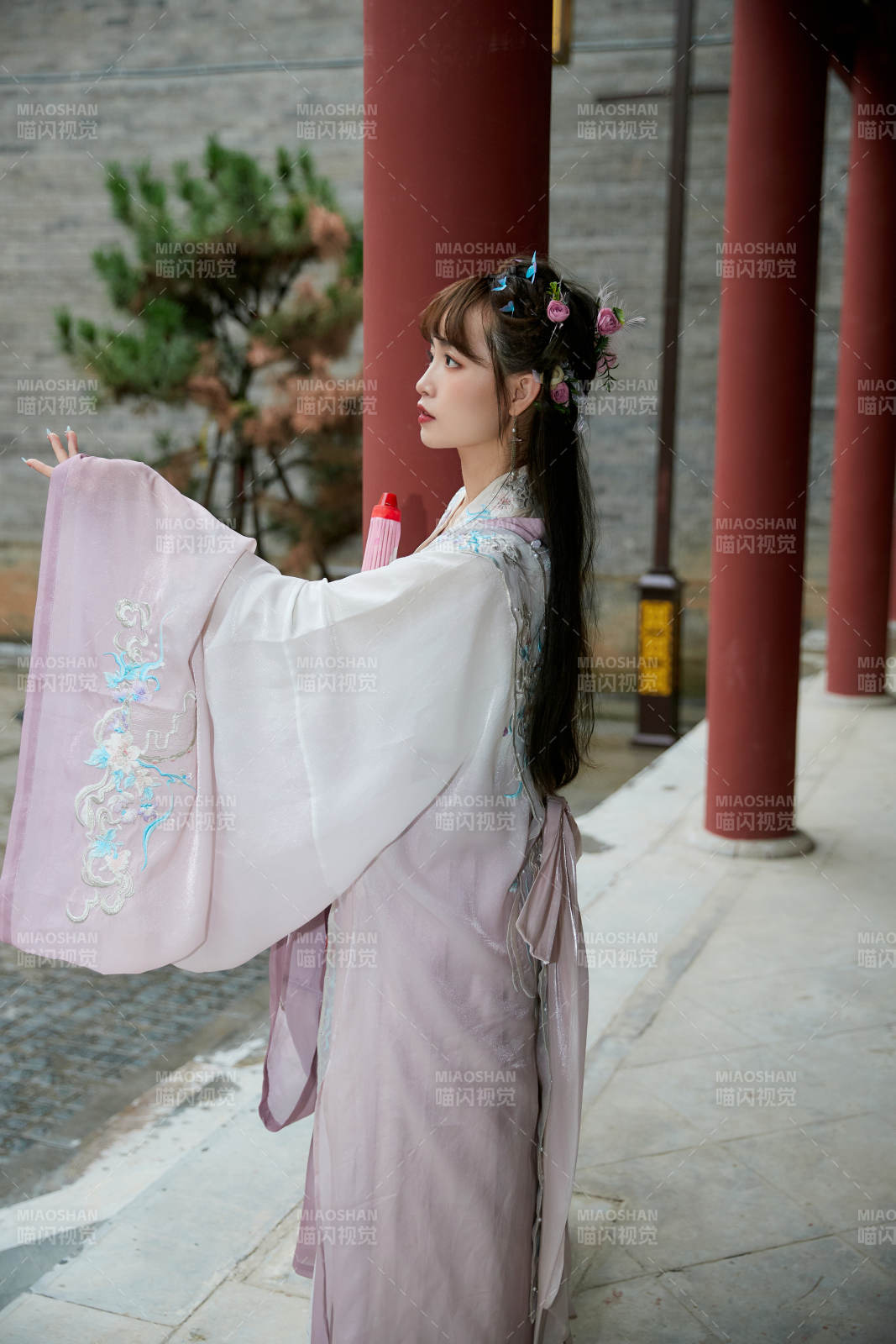 穿古装汉服手持工艺伞的东方美少女图片