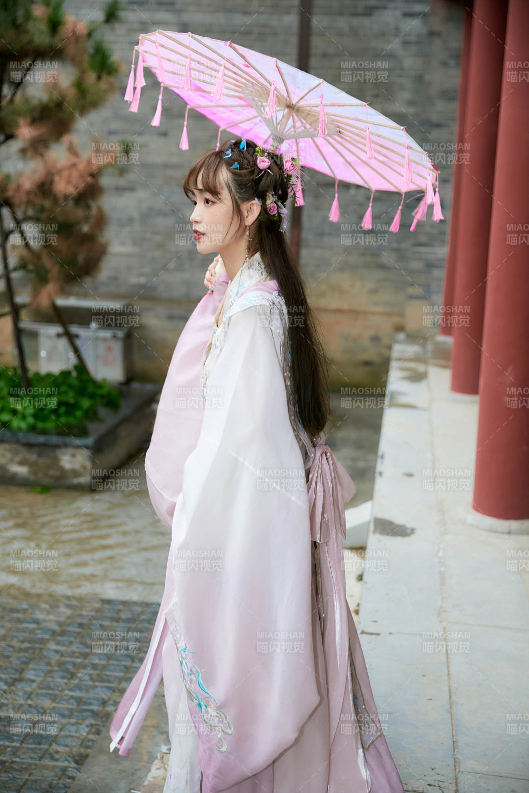 穿古装汉服手持工艺伞的东方美少女图片