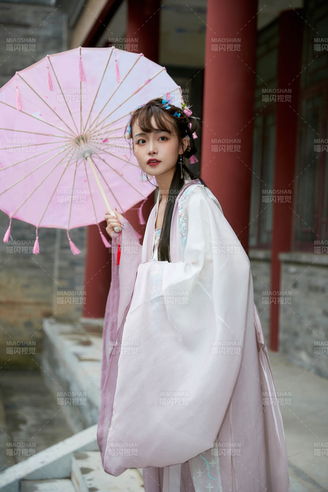 穿古装汉服手持工艺伞的东方美少女图片