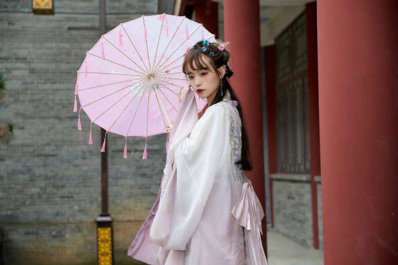 穿古装汉服手持工艺伞的东方美少女图片
