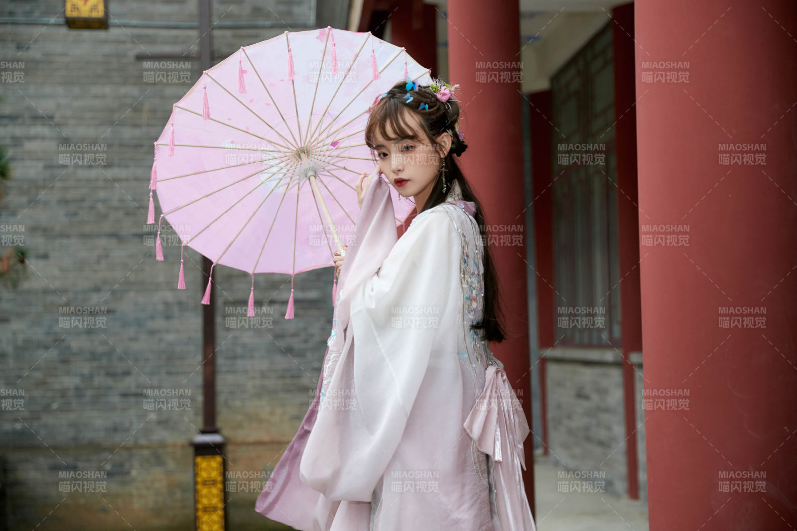 穿古装汉服手持工艺伞的东方美少女图片