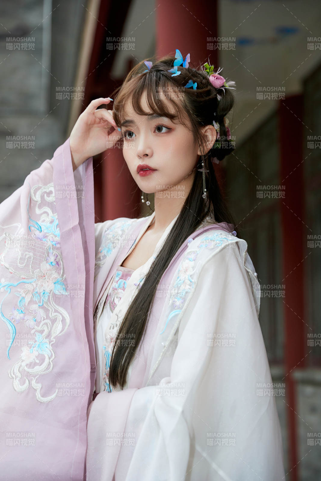 穿古装汉服手持工艺伞的东方美少女图片