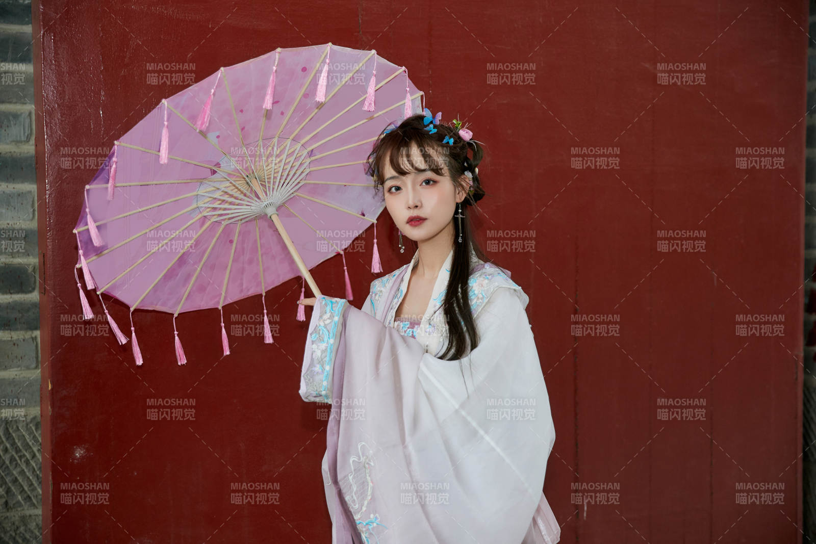 穿古装汉服手持工艺伞的东方美少女图片