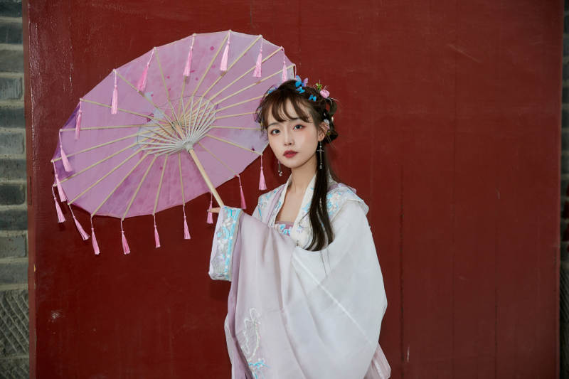 穿古装汉服手持工艺伞的东方美少女图片