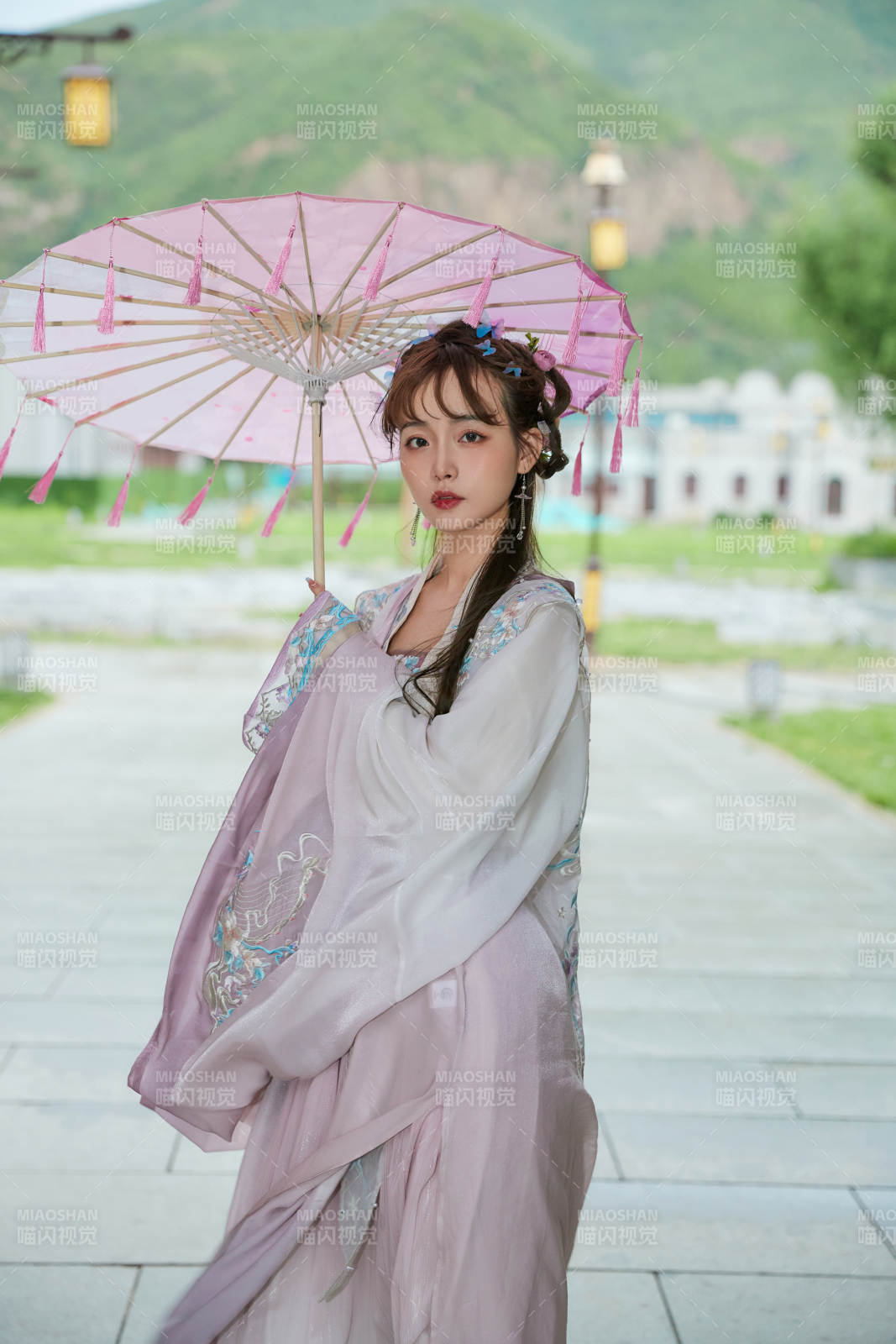 穿古装汉服手持工艺伞的东方美少女图片