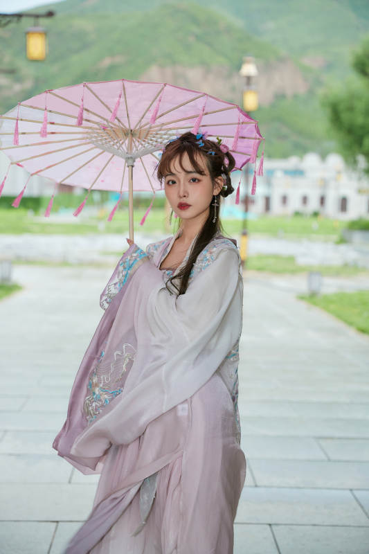 穿古装汉服手持工艺伞的东方美少女图片