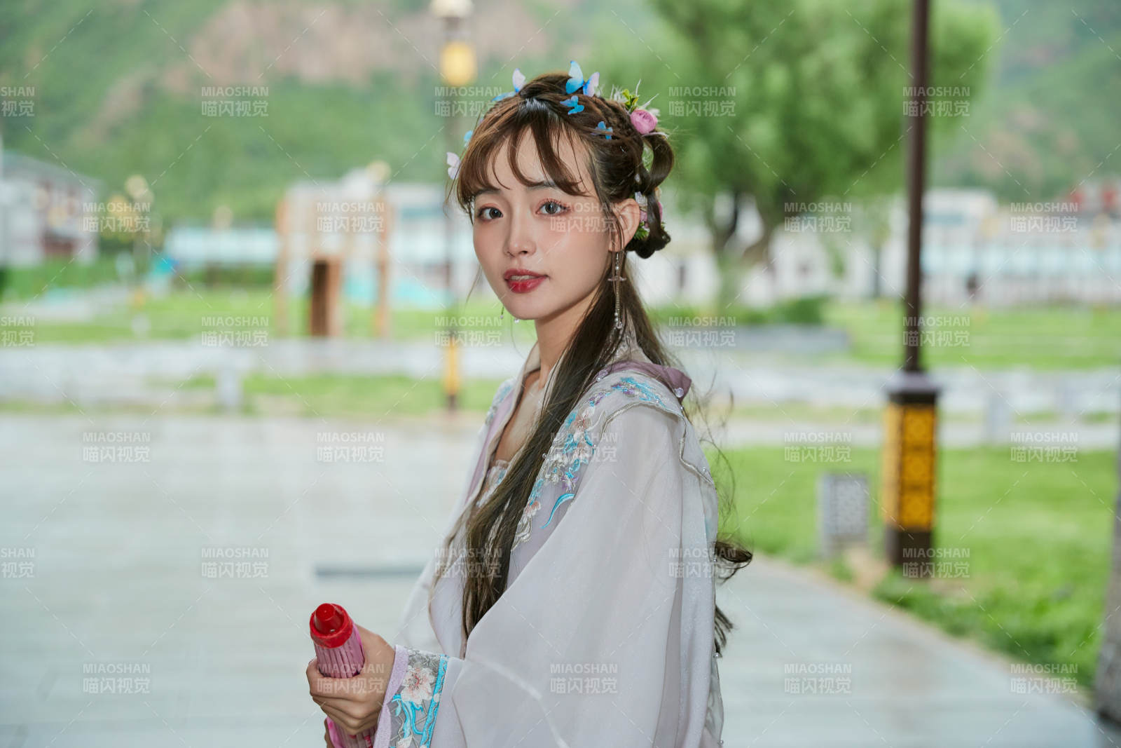 穿古装汉服手持工艺伞的东方美少女图片