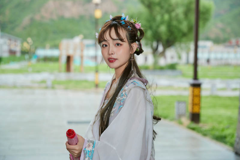 穿古装汉服手持工艺伞的东方美少女图片