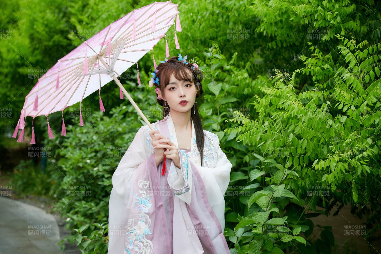 穿古装汉服手持工艺伞的东方美少女图片