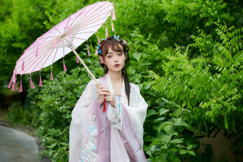 穿古装汉服手持工艺伞的东方美少女图片