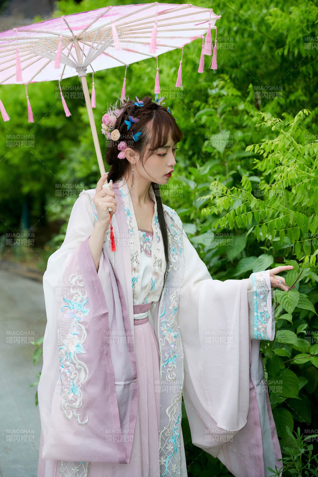 穿古装汉服手持工艺伞的东方美少女图片