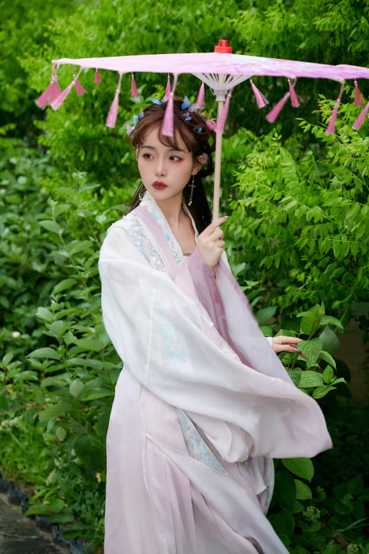 穿古装汉服手持工艺伞的东方美少女图片