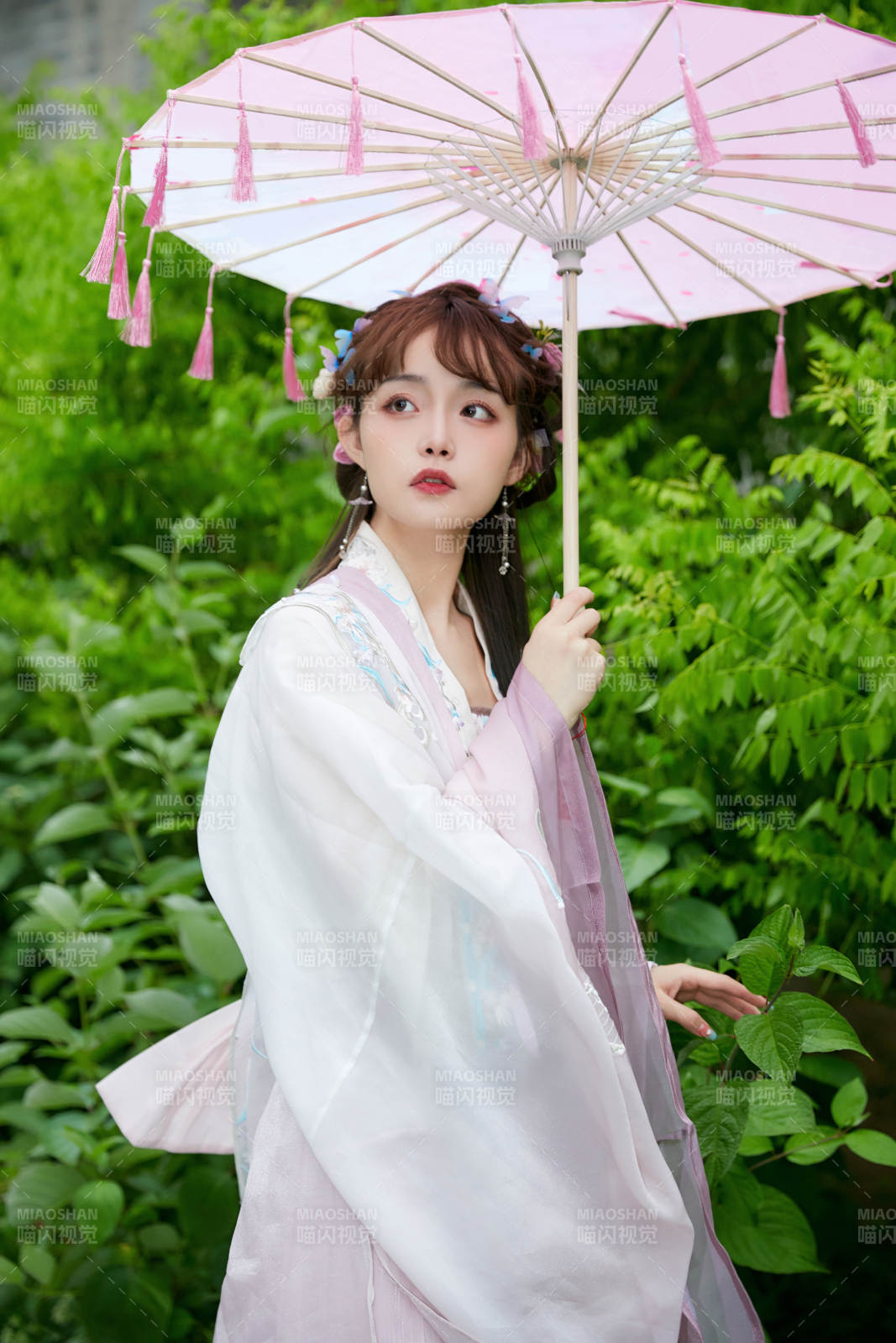 穿古装汉服手持工艺伞的东方美少女图片