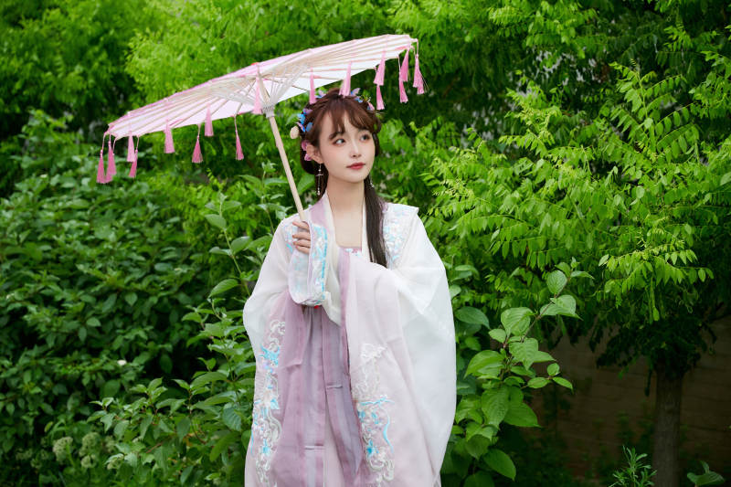 穿古装汉服手持工艺伞的东方美少女图片
