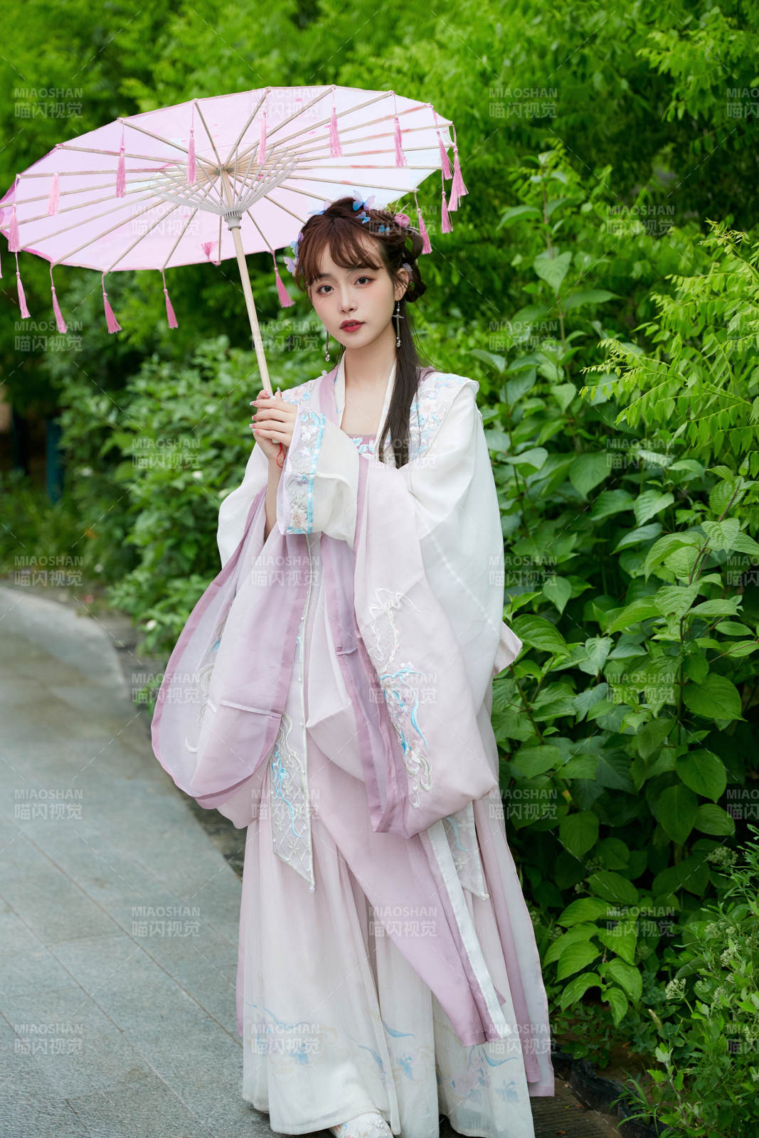 穿古装汉服手持工艺伞的东方美少女图片