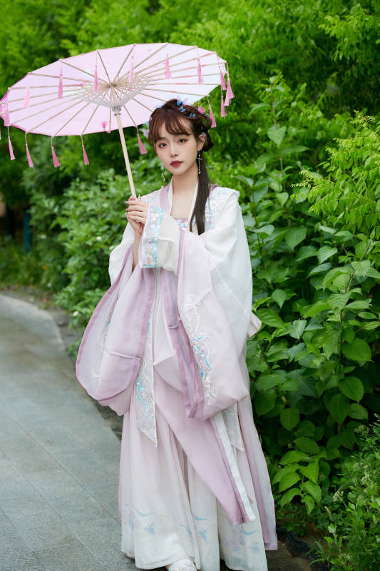 穿古装汉服手持工艺伞的东方美少女图片
