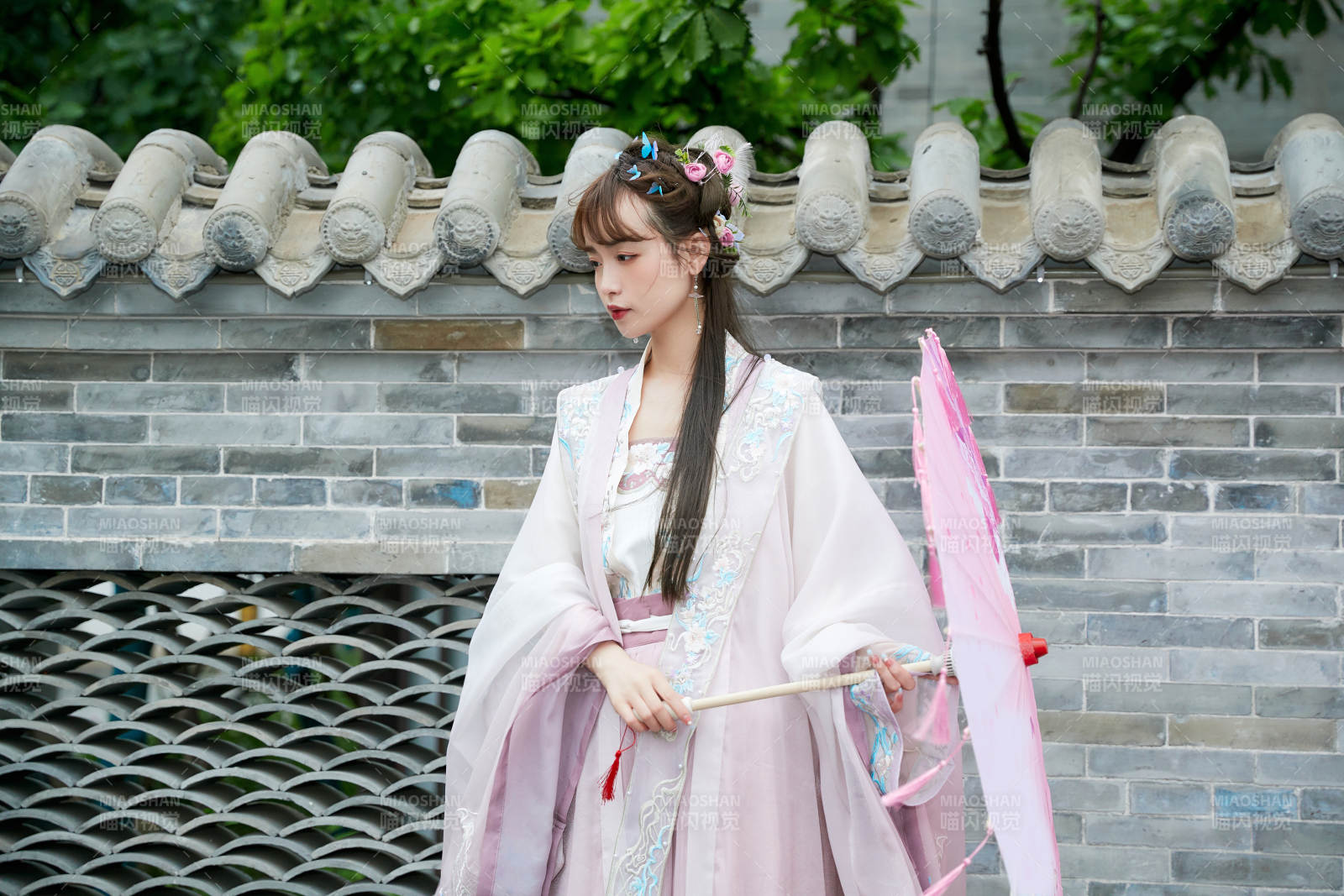 穿古装汉服手持工艺伞的东方美少女图片