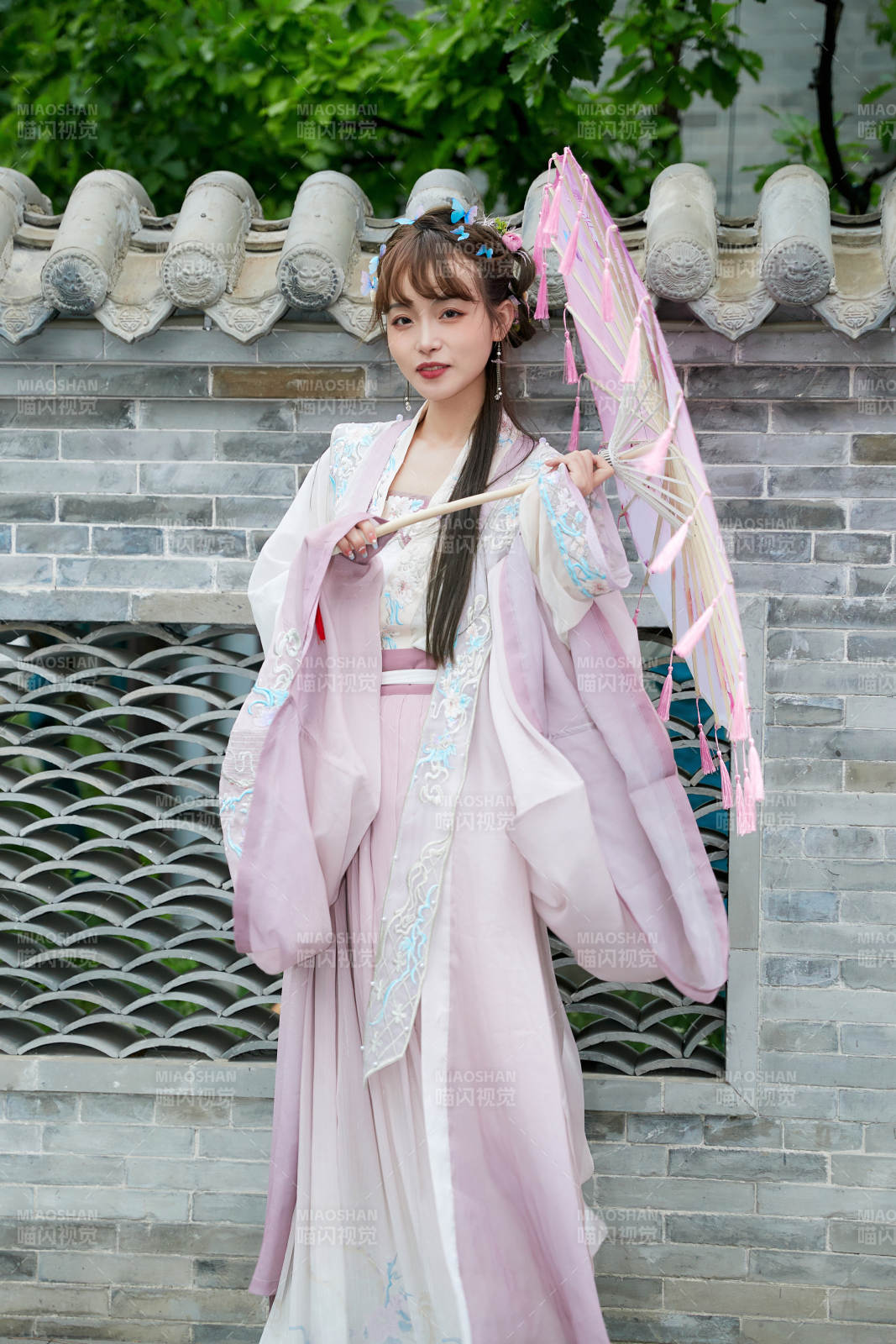 穿古装汉服手持工艺伞的东方美少女图片