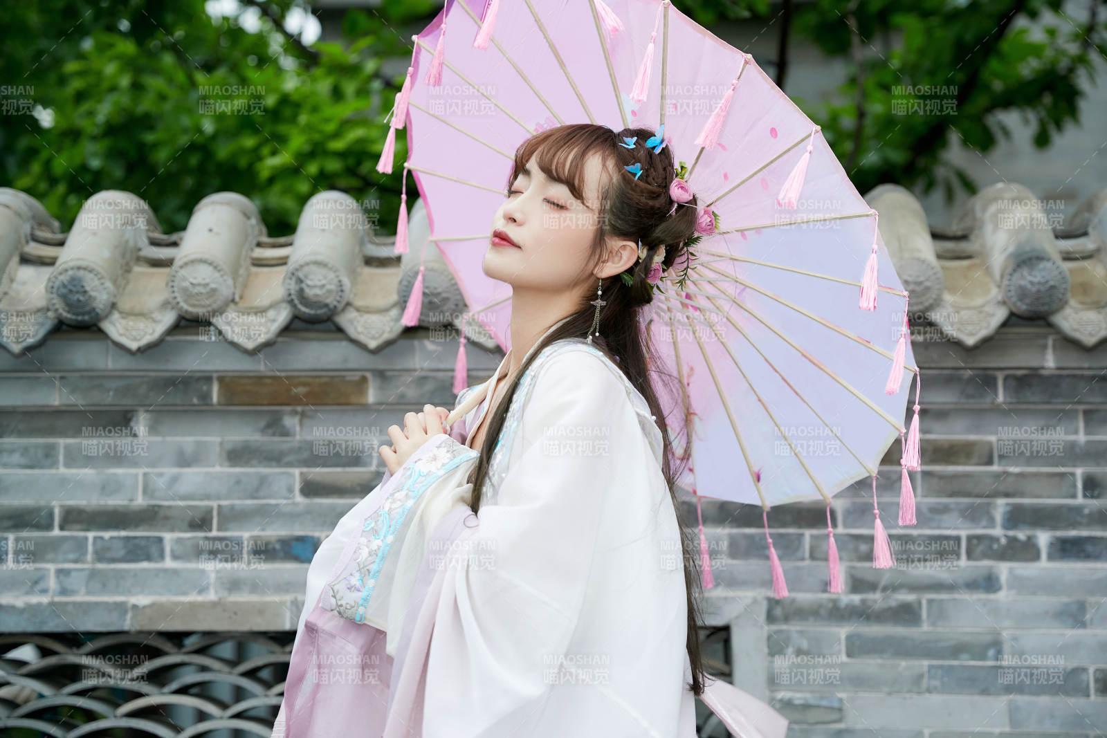 穿古装汉服手持工艺伞的东方美少女图片