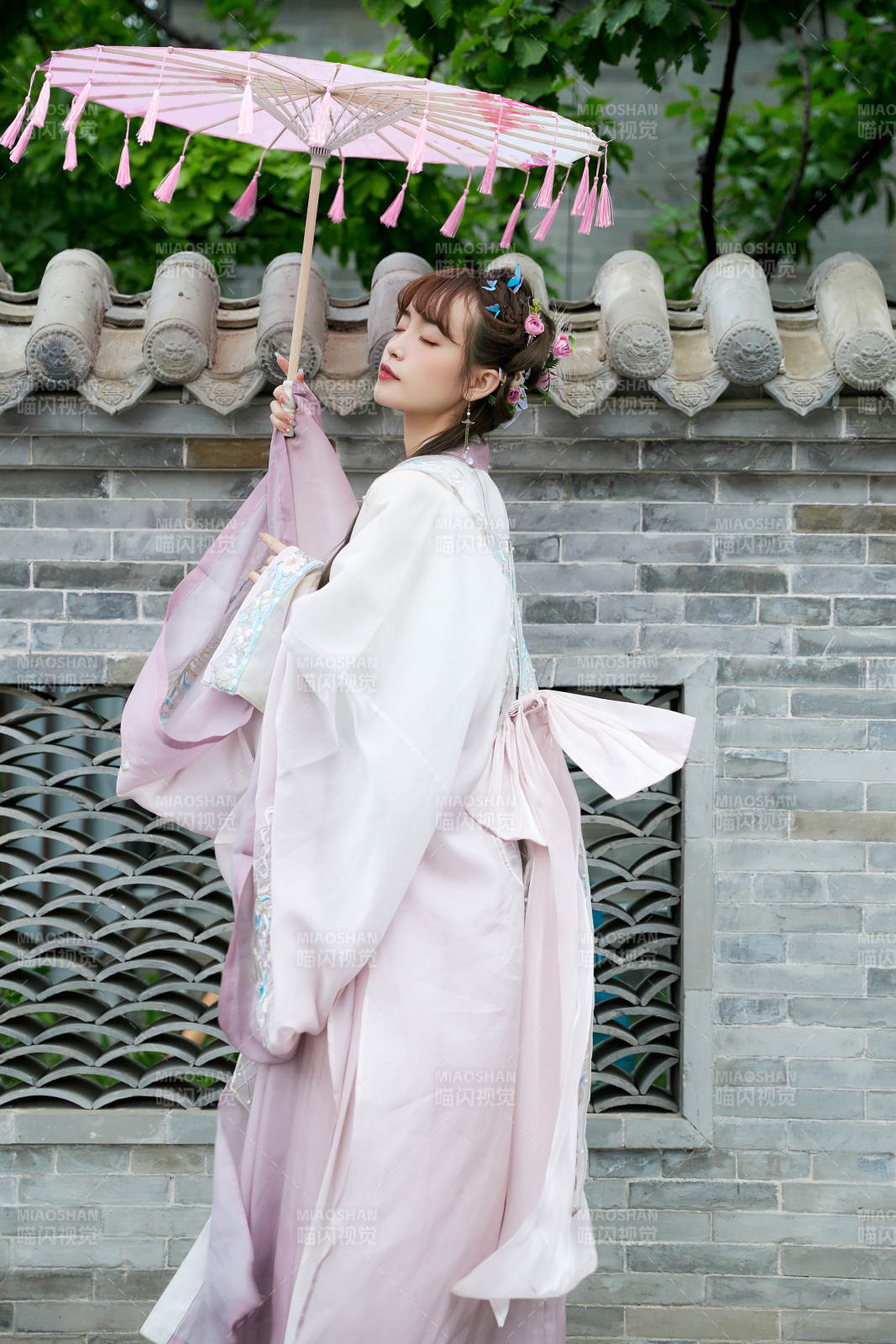 穿古装汉服手持工艺伞的东方美少女图片