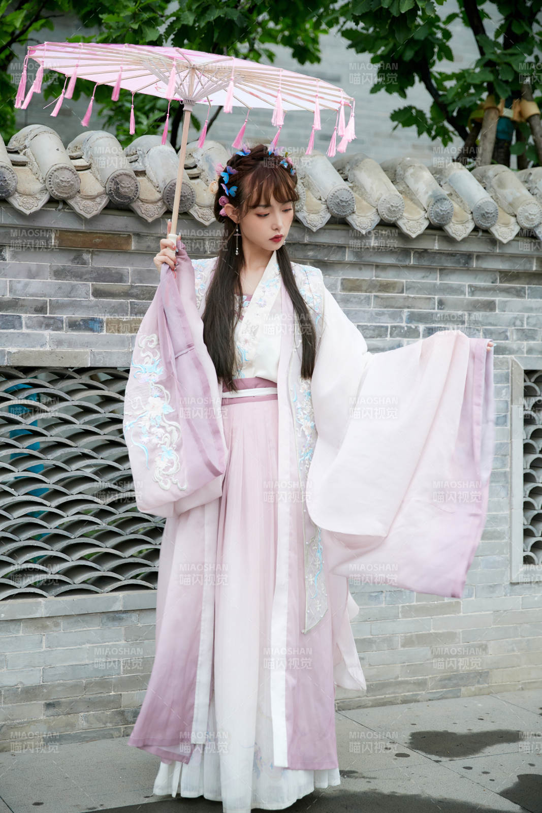 穿古装汉服手持工艺伞的东方美少女图片