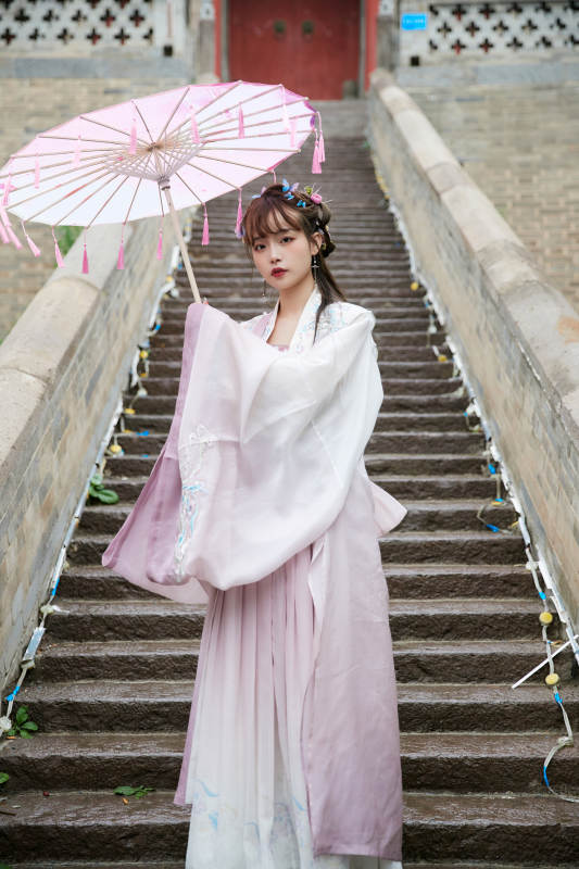 穿古装汉服手持工艺伞的东方美少女图片