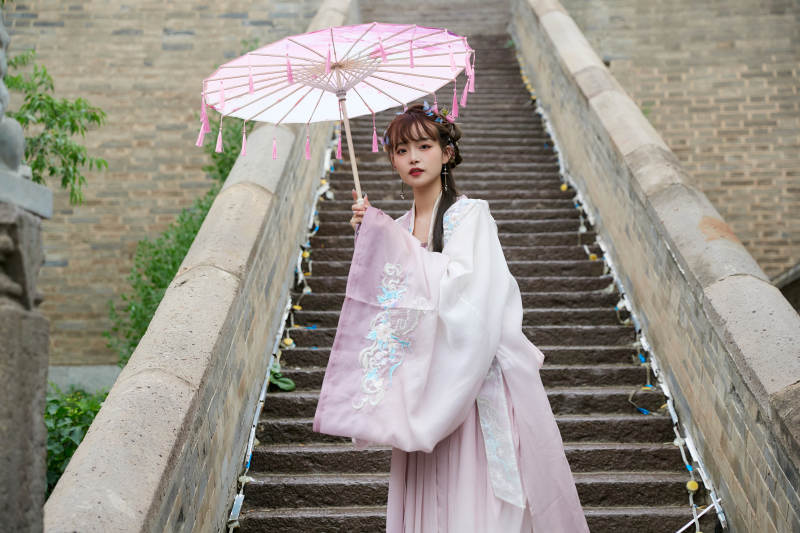 穿古装汉服手持工艺伞的东方美少女图片