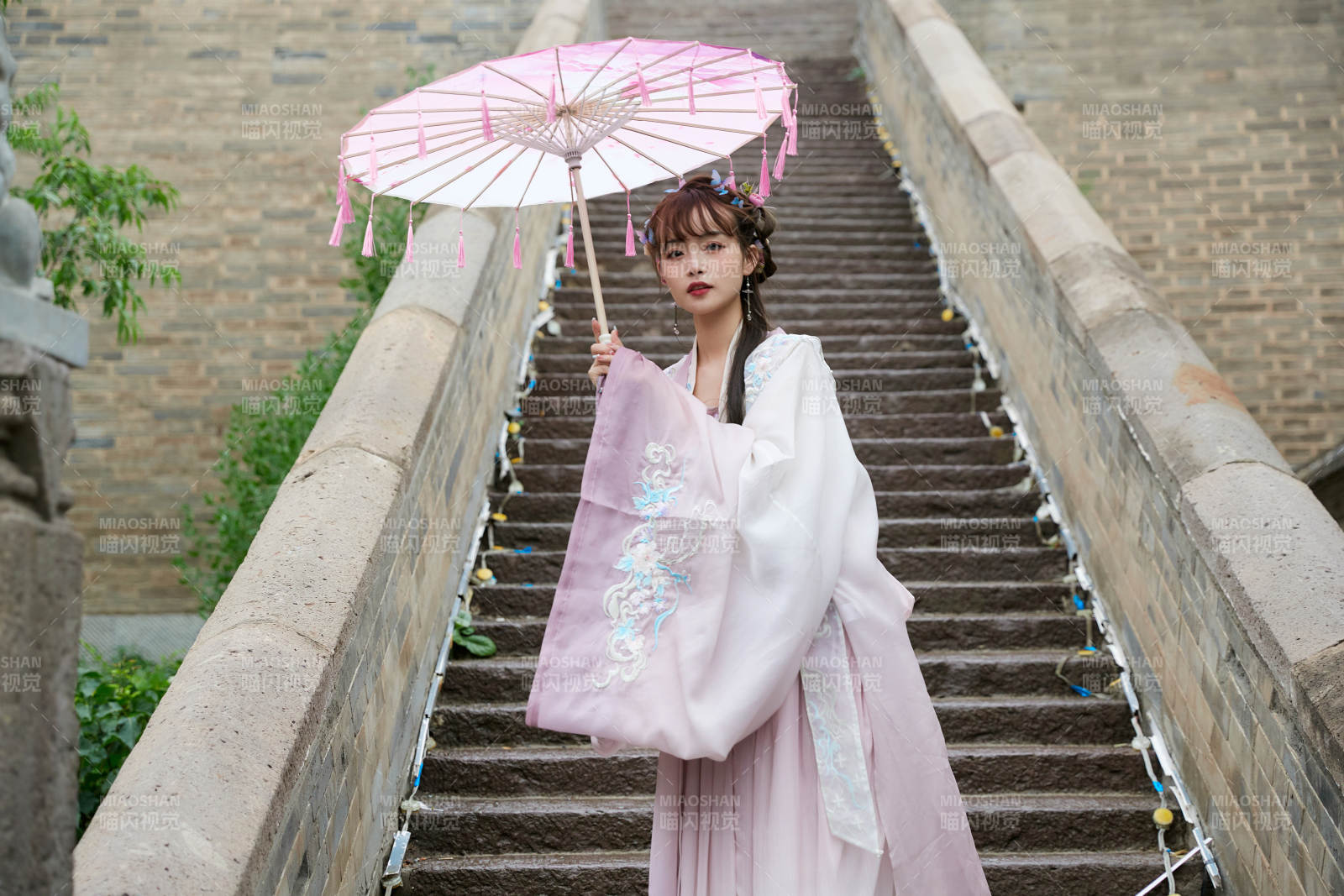 穿古装汉服手持工艺伞的东方美少女图片