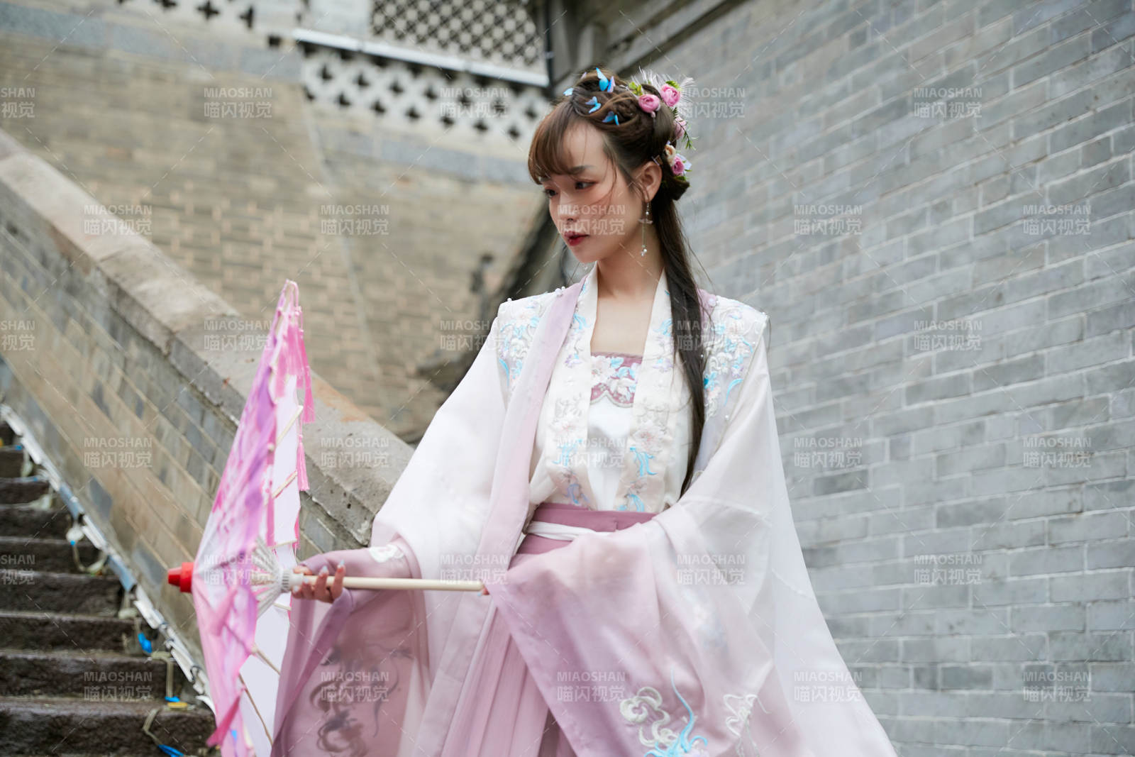 穿古装汉服手持工艺伞的东方美少女图片