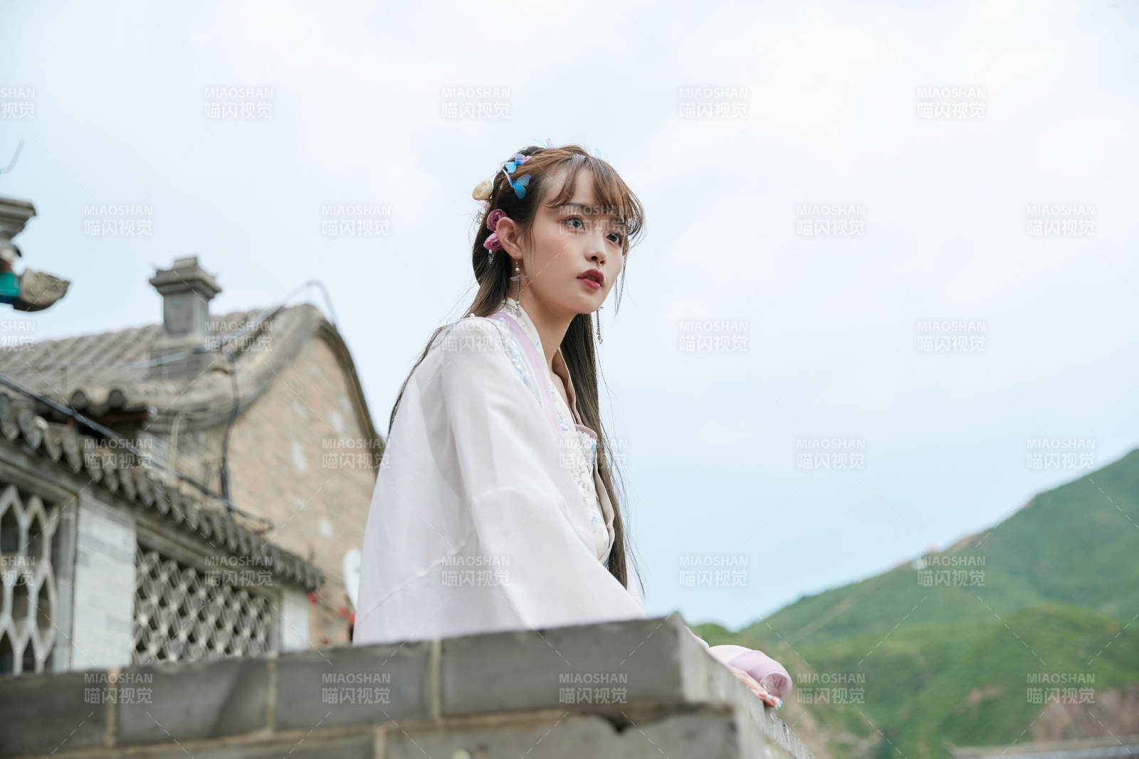 穿古装汉服手持工艺伞的东方美少女图片