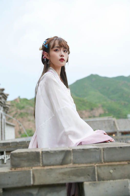 穿古装汉服手持工艺伞的东方美少女图片