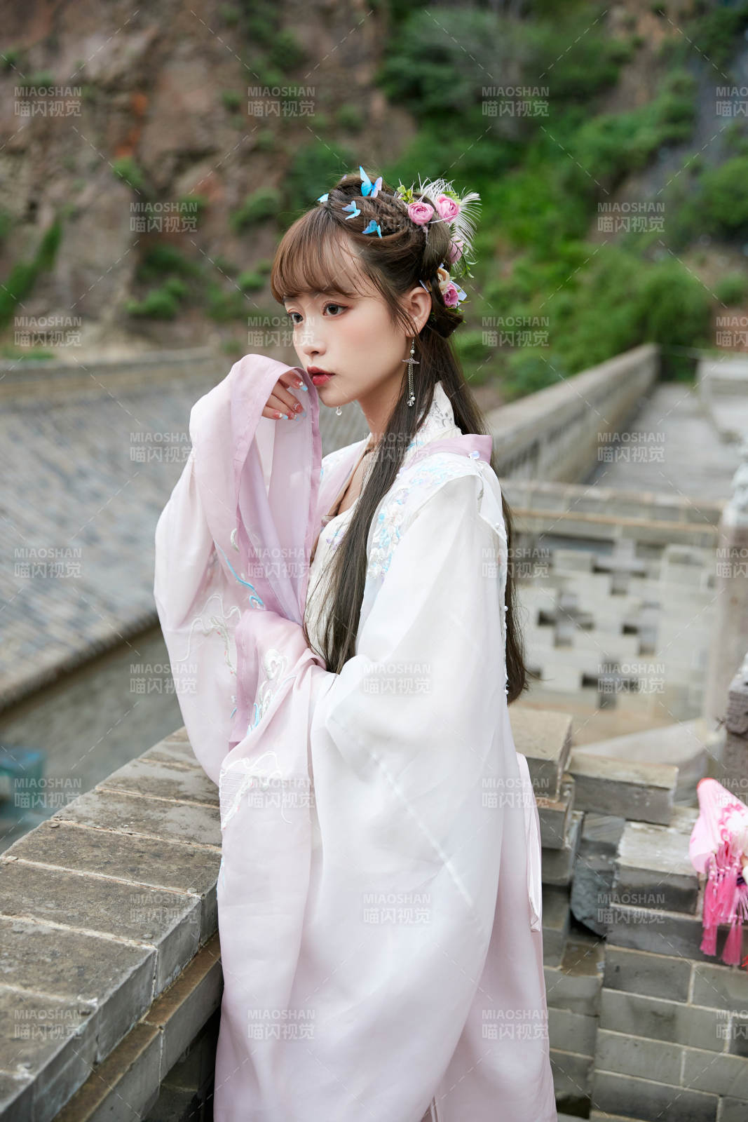 穿古装汉服手持工艺伞的东方美少女图片