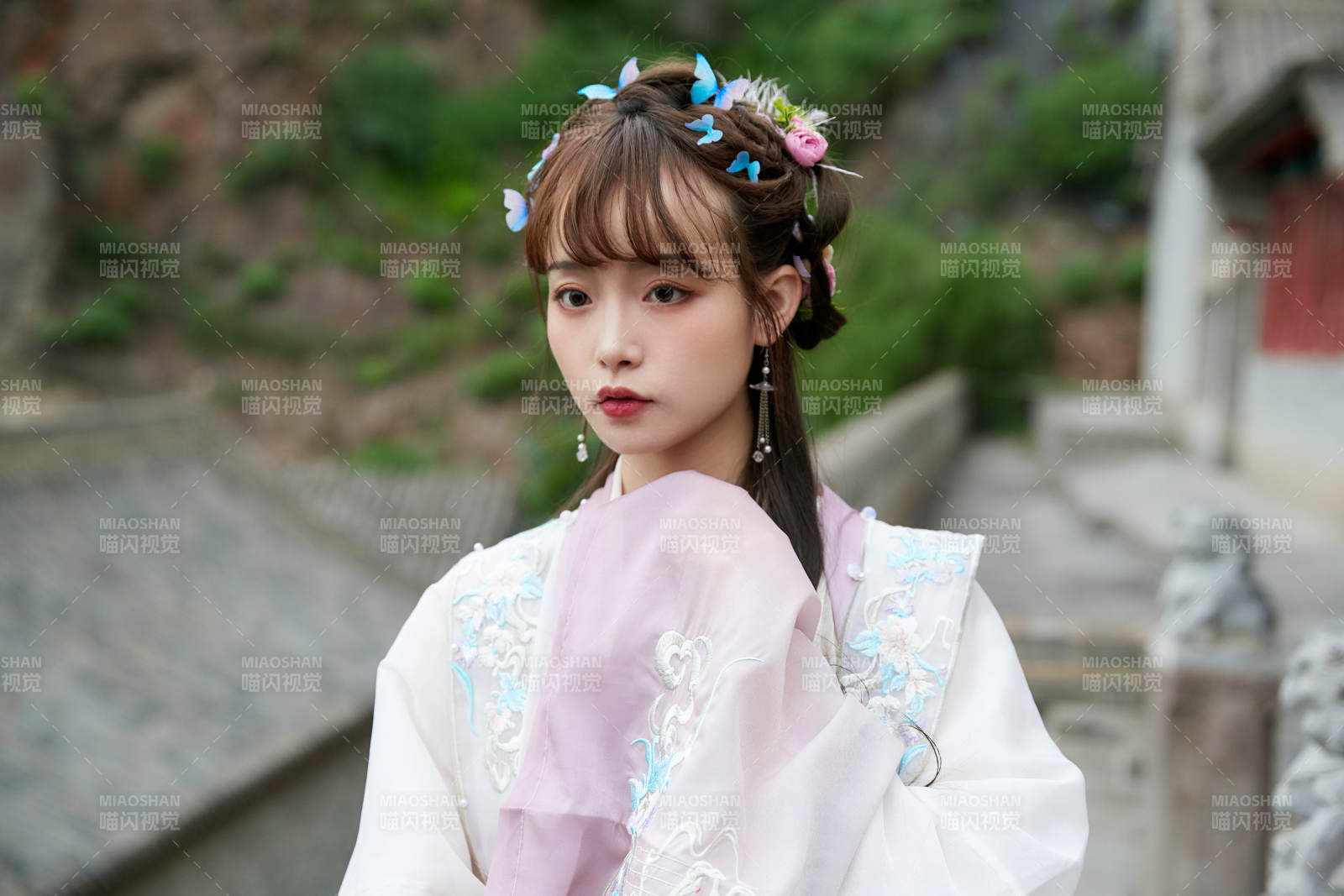 穿古装汉服手持工艺伞的东方美少女图片