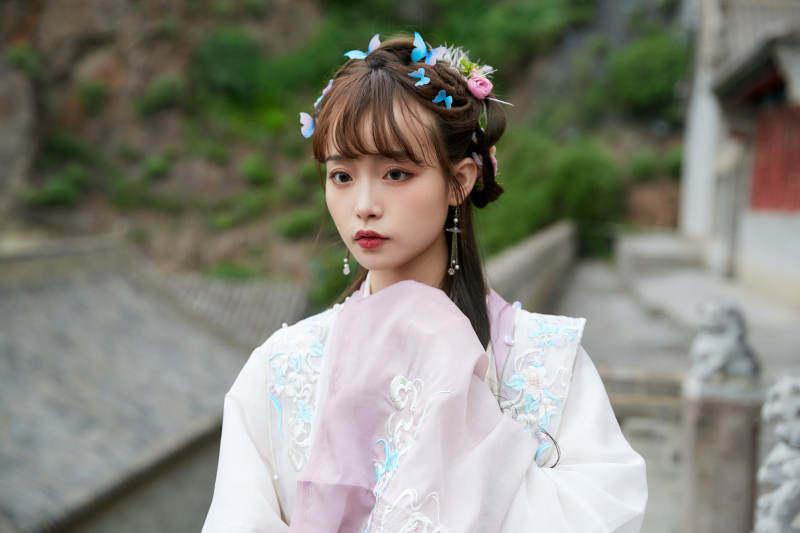 穿古装汉服手持工艺伞的东方美少女图片