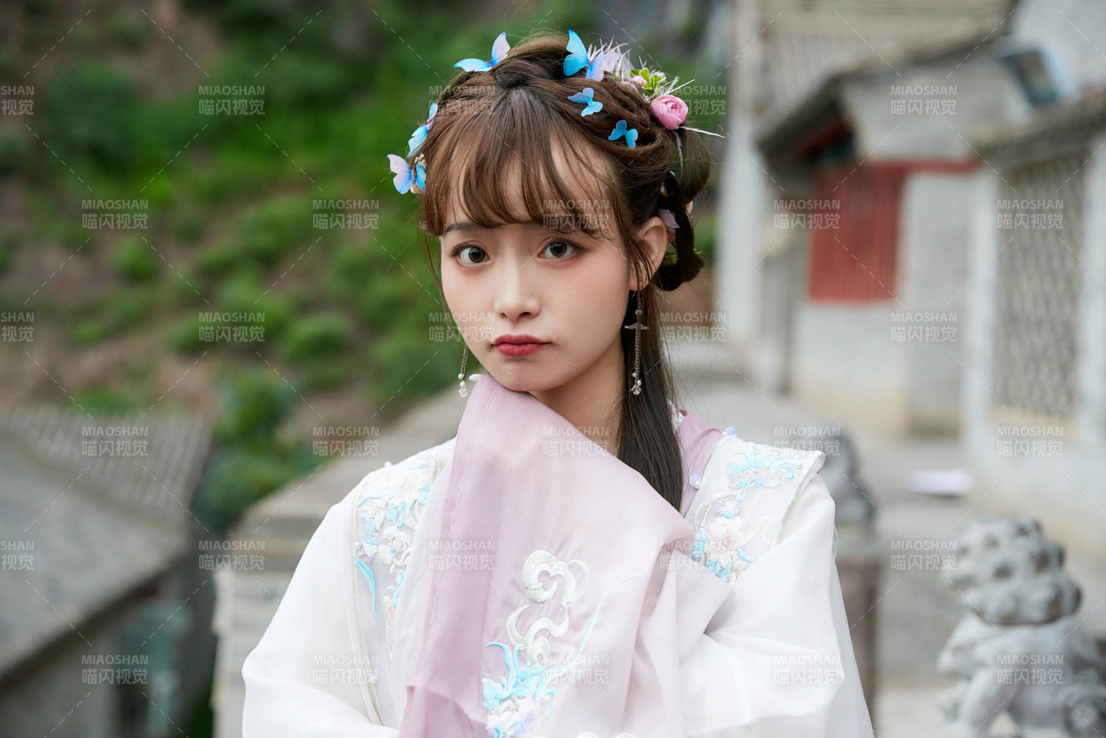 穿古装汉服手持工艺伞的东方美少女图片