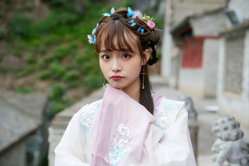 穿古装汉服手持工艺伞的东方美少女图片