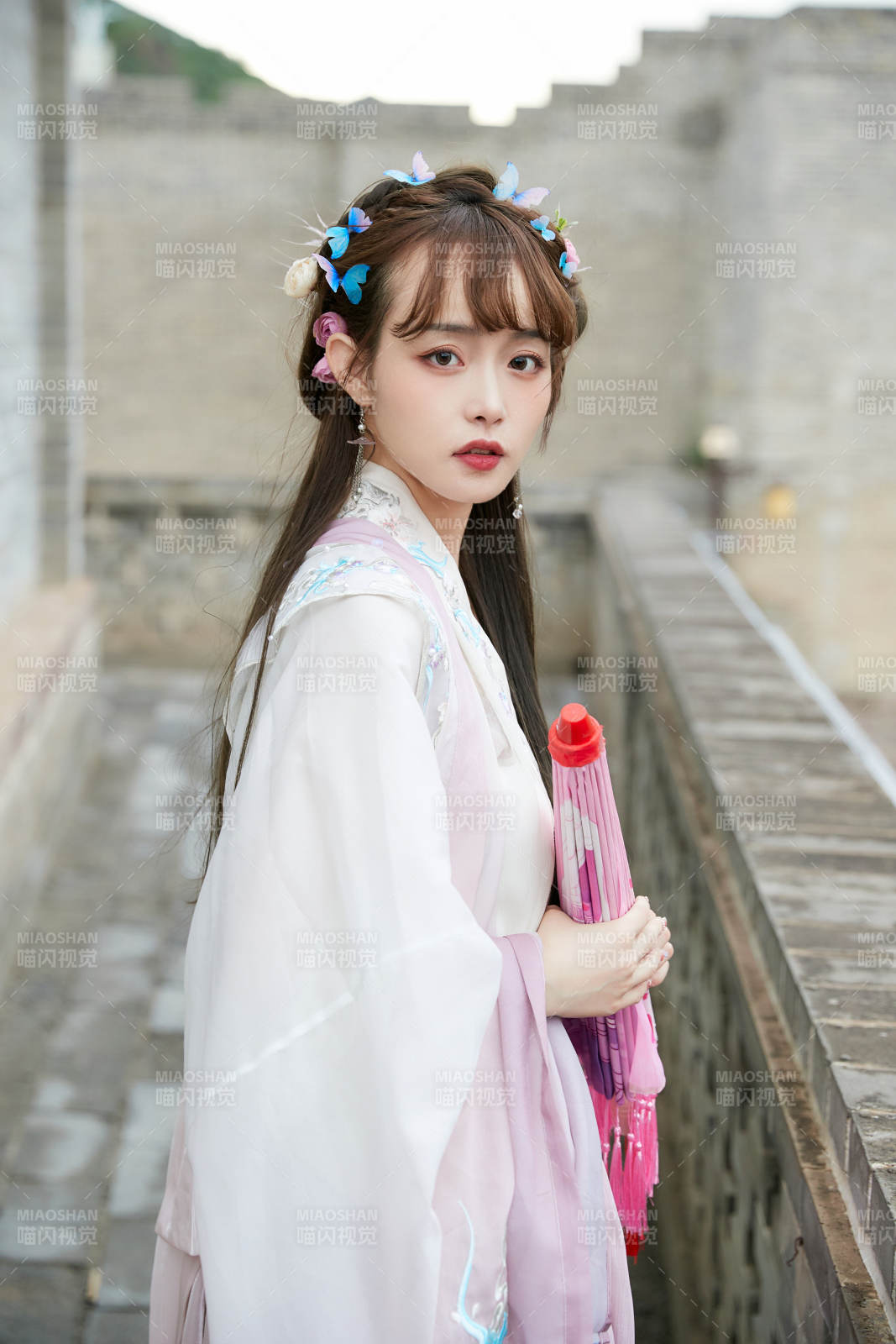 穿古装汉服手持工艺伞的东方美少女图片