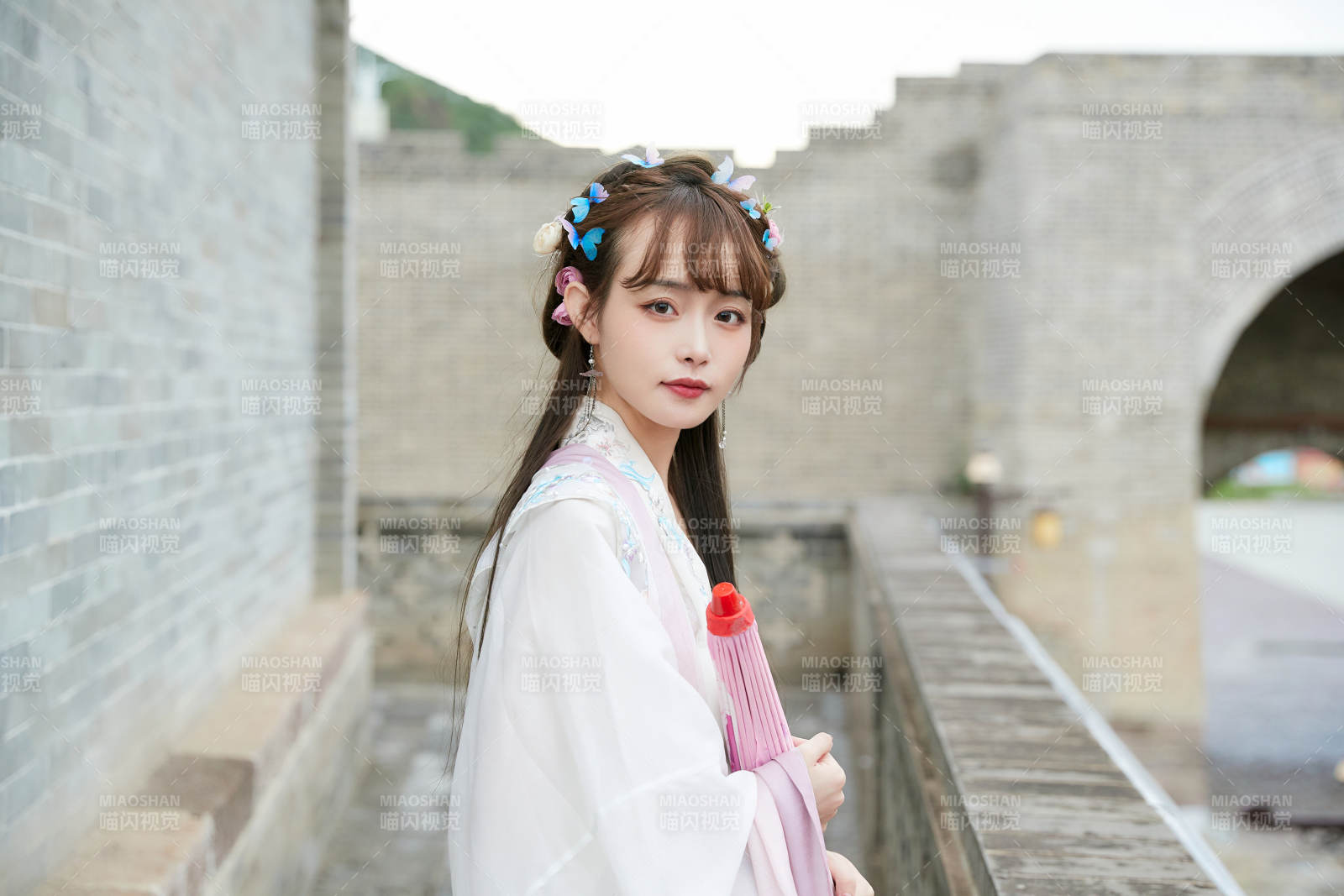 穿古装汉服手持工艺伞的东方美少女图片