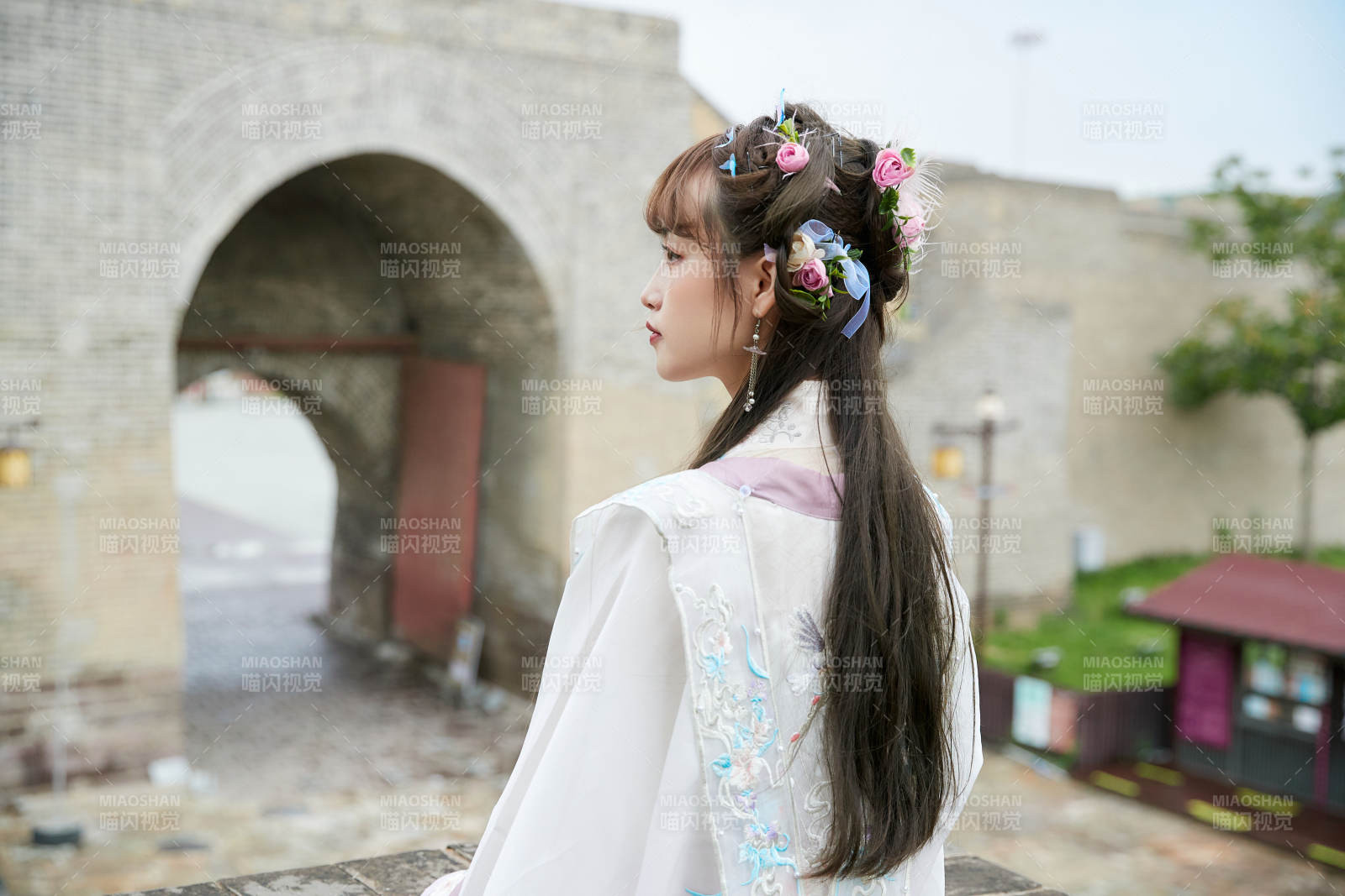 穿古装汉服手持工艺伞的东方美少女图片